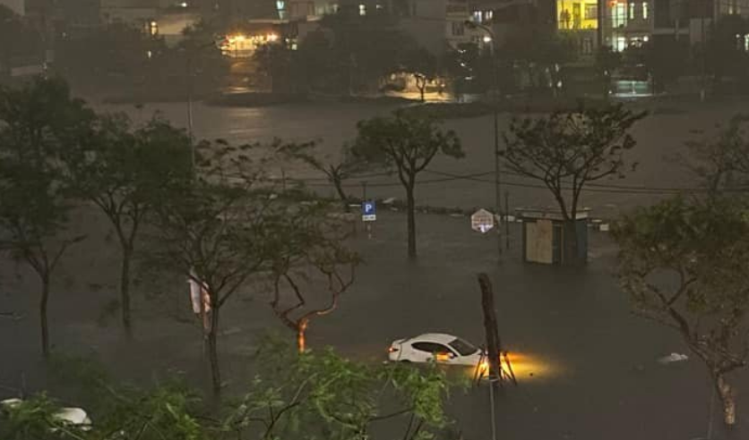 Đà Nẵng: Nhiều khu vực ngập sâu, người dân tất bật chống lụt