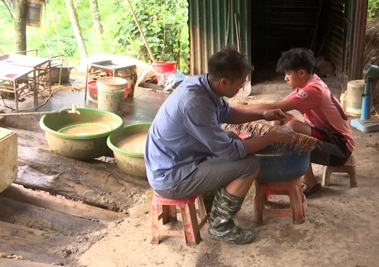 Kon Tum: Quyết liệt ngăn chặn tình trạng dùng kích điện bắt giun đất