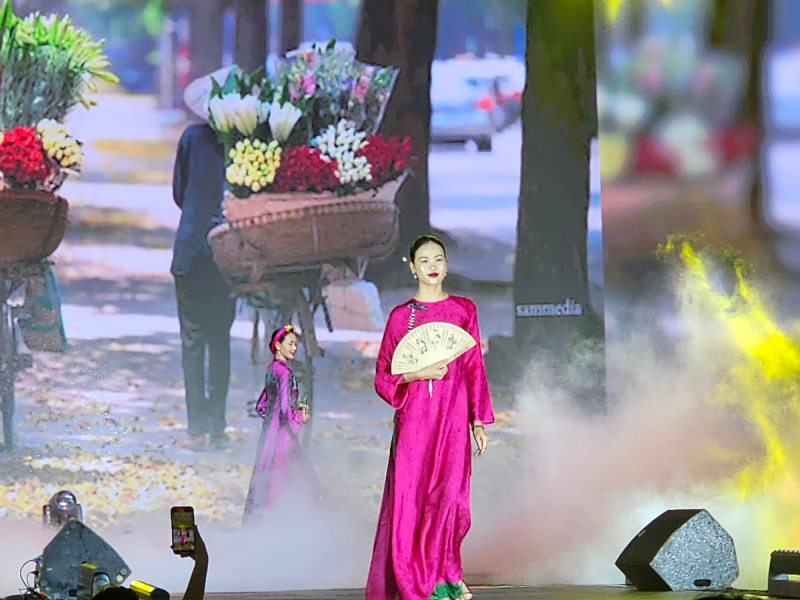 [Photo Story] Tà áo dài trong sắc Thu Hà Nội