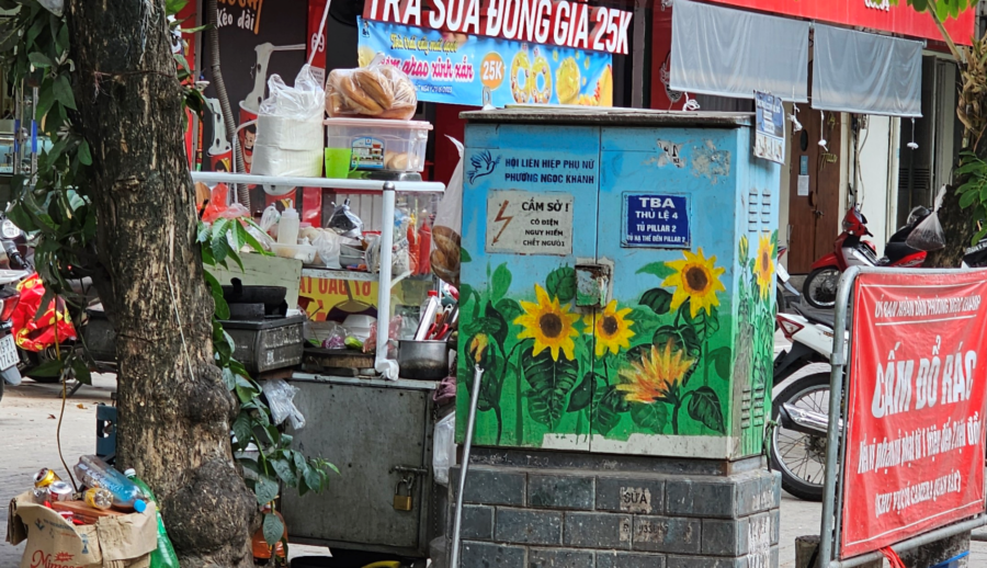 [Photo story] Bất chấp nguy hiểm, nhiều hàng quán bày bán ngay dưới bốt điện, trạm biến áp