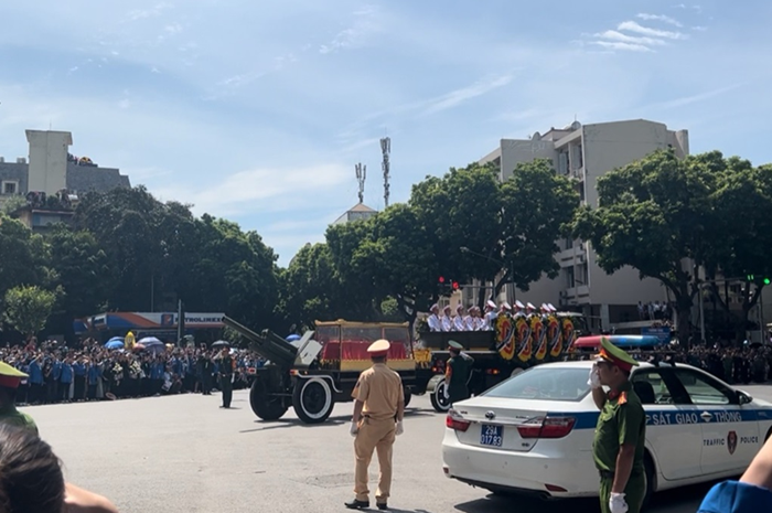 [Photo Story] Người dân đứng bên đường tiễn biệt Tổng Bí thư