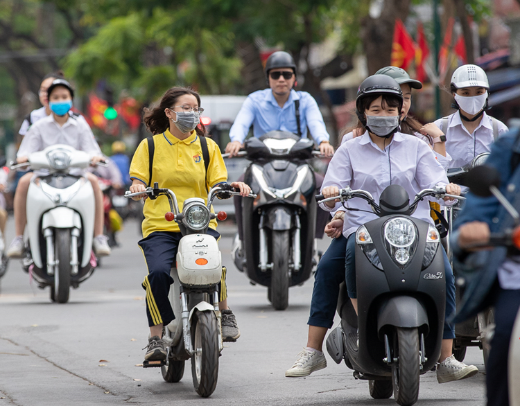 Tăng cường hướng dẫn học sinh chấp hành quy tắc giao thông khi sử dụng xe máy, xe đạp điện