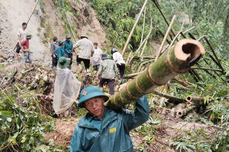 Khẩn trương cấp lương thực, thực phẩm cho người dân vùng ngập lụt, lũ quét