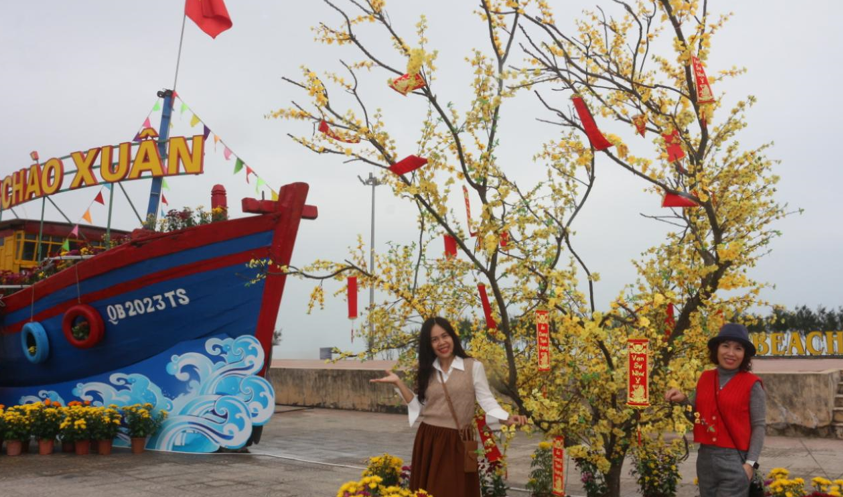 [Photo Story] Quảng Bình: Người dân du xuân trong những ngày đầu năm mới