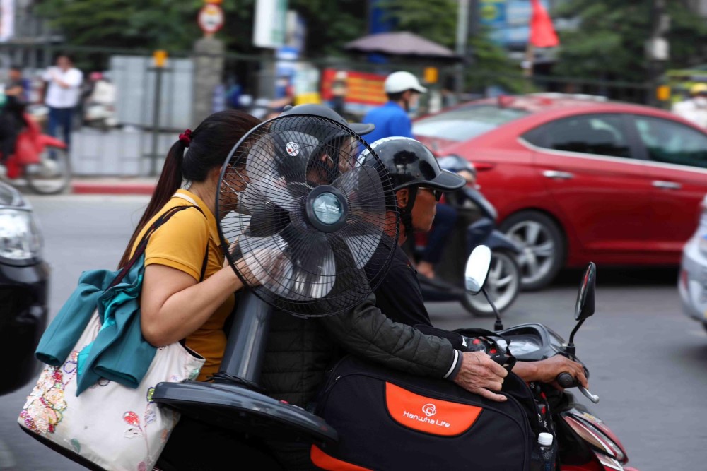 [Photo Story] Người dân ùn ùn rời Hà Nội về quê nghỉ lễ