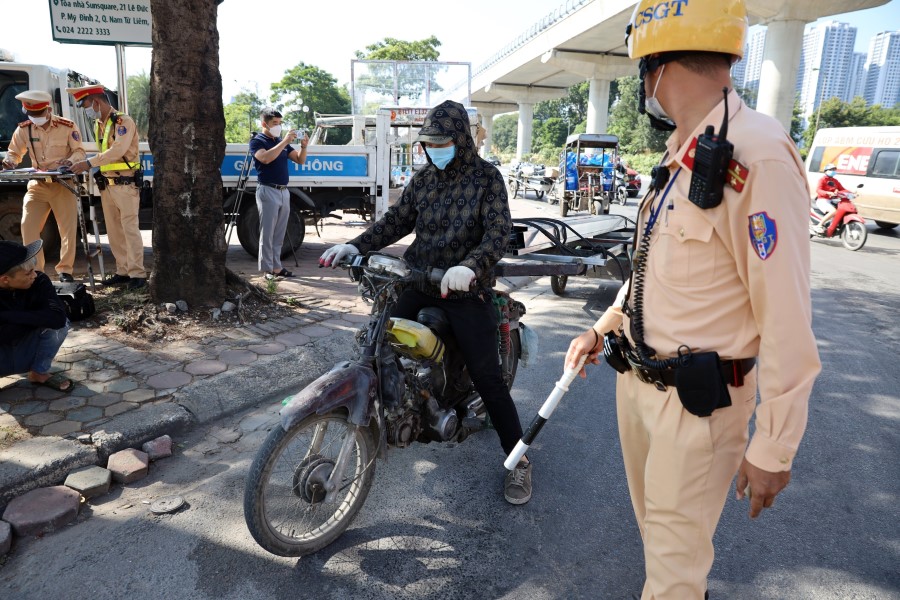 [Photo Story] Hà Nội: Xe cà tàng (cũ nát) nguy cơ gây mất an toàn giao thông, gia tăng ô nhiễm