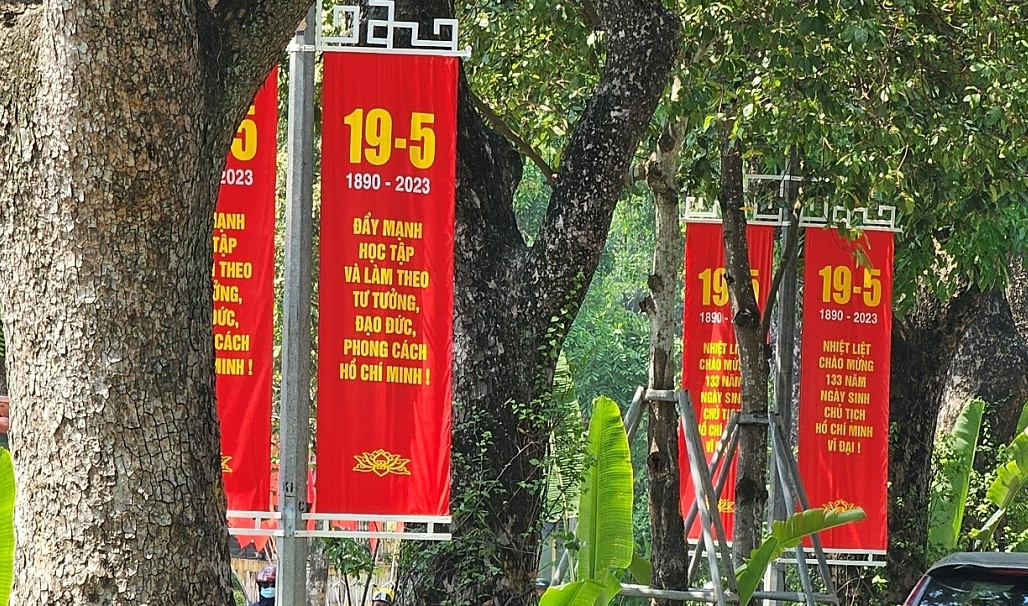 [Photo Story] Hà Nội trang hoàng rực rỡ kỷ niệm 133 năm Ngày sinh Chủ tịch Hồ Chí Minh