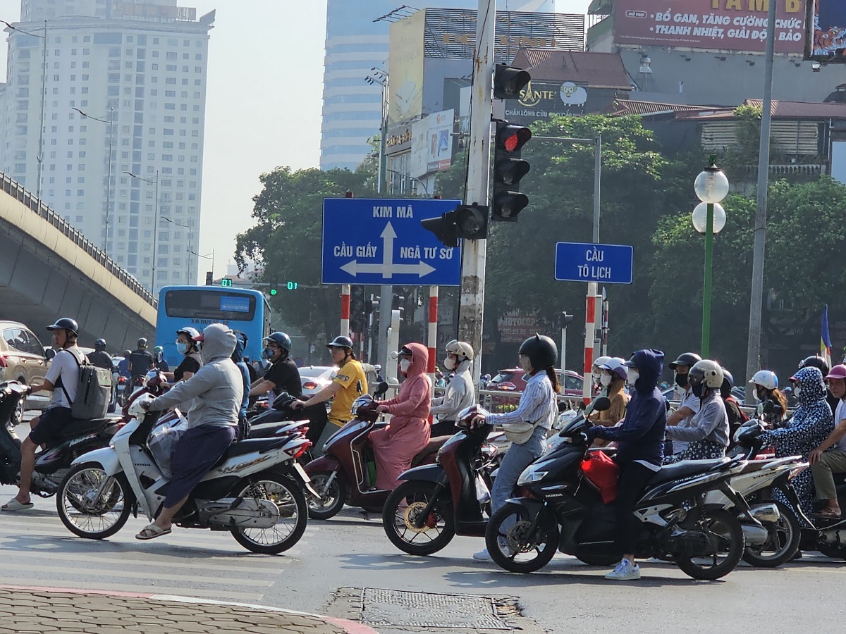 [Photo Story] Hà Nội: Nhiều phương tiện vượt đèn đỏ để ‘tránh nắng nóng’