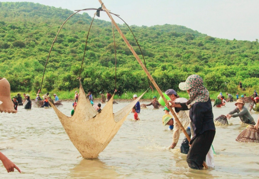 [Photo Story] Độc đáo lễ hội đánh cá Vực Rào ở Hà Tĩnh
