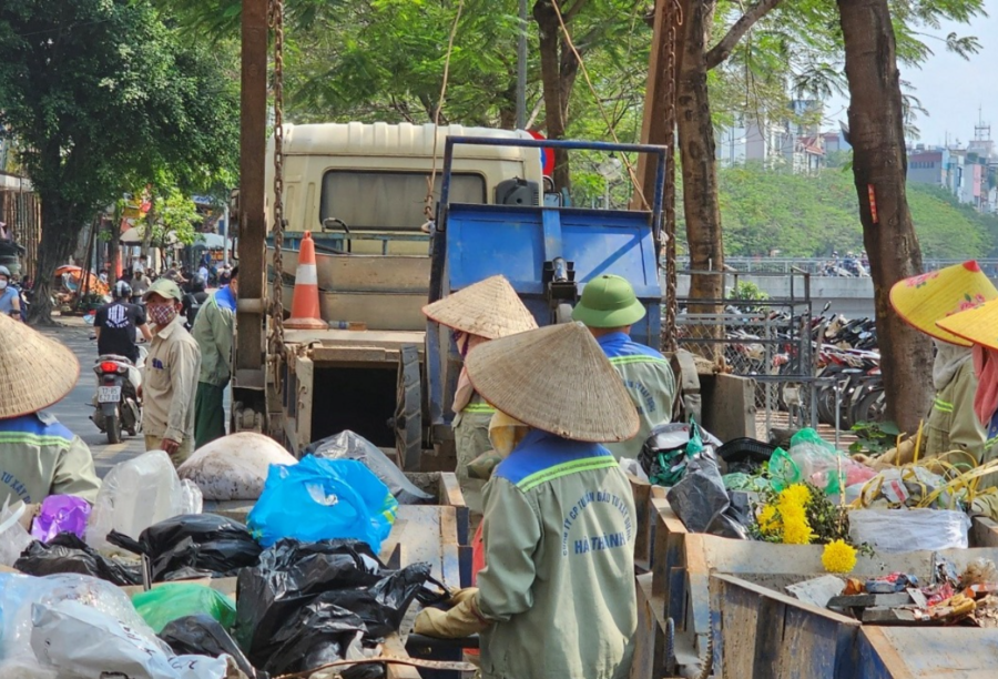 [Photo Story] Phân loại rác còn nhiều khó khăn