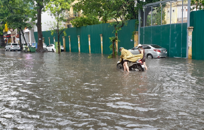 Nhiều tuyến đường ở Hà Nội “bì bõm” do mưa lớn