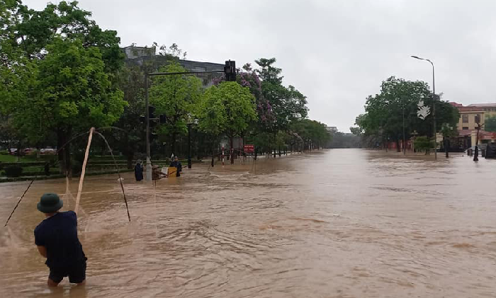 [Bình chọn 7/7]: Người dân tranh thủ mang đồ ra phố săn bắt cá