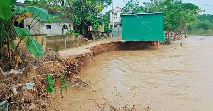 Hà Tĩnh: Nơm nớp nỗi lo sạt lở bờ sông, xói lở bờ biển