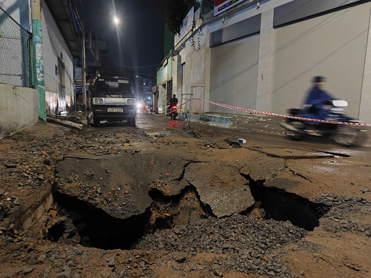 TP. HCM: Xuất hiện hố sụt lún sâu hơn 2m sau cơn mưa lớn