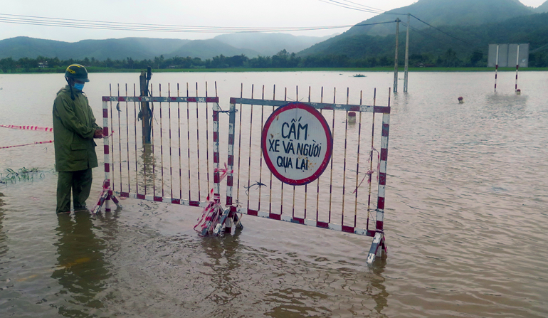 Bình Định:  mưa lũ chia cắt diện rộng – 66 000 học sinh không thể đến trường