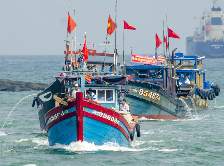 Xuân trên những con tàu ra khơi bám biển