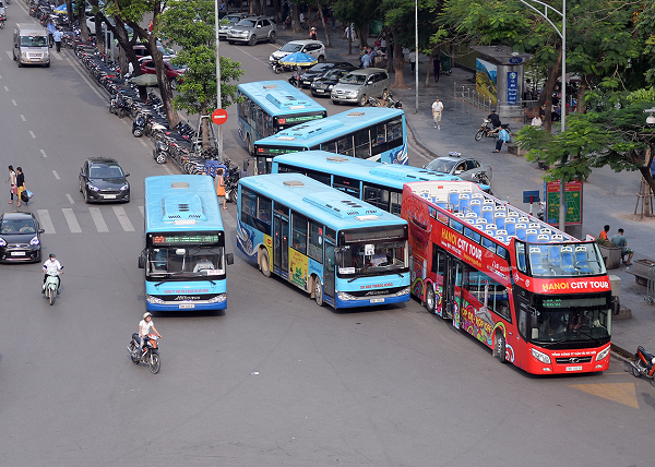 Xe buýt Hà Nội hoạt động hết công suất phục vụ nhu cầu đi lại của người dân