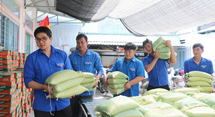 Đồng Tháp ủng hộ đồng bào miền Trung hơn 7,4 tỷ đồng sau thiên tai