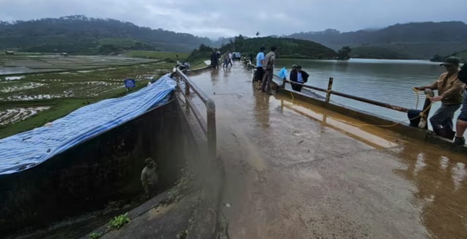Lâm Đồng: Khẩn cấp di dời dân ngay trong đêm trước nguy cơ vỡ đập hồ Cay An