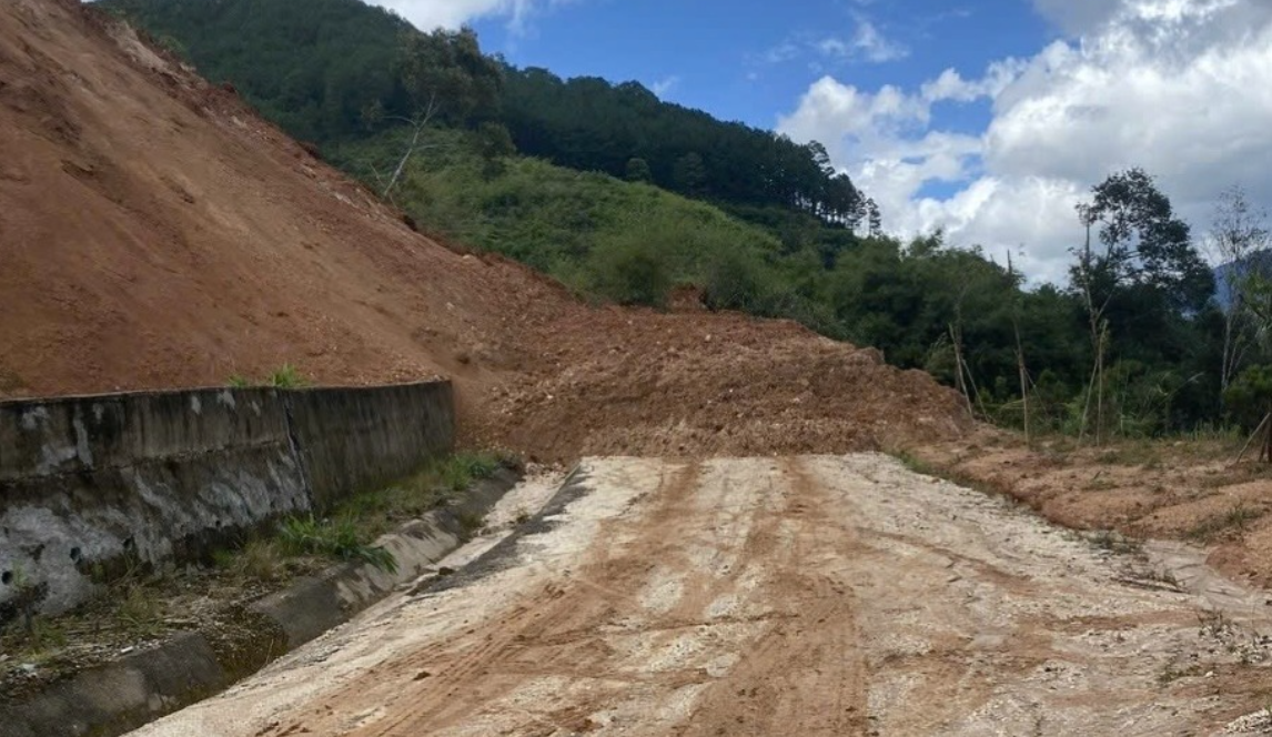 Quảng Ngãi: Sạt lở nghiêm trọng, hàng nghìn mét khối đất đá sạt xuống đường