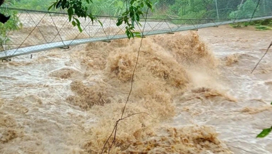 Đà Nẵng: Di dời khẩn cấp hàng trăm hộ dân do mưa lớn, sạt lở nghiêm trọng