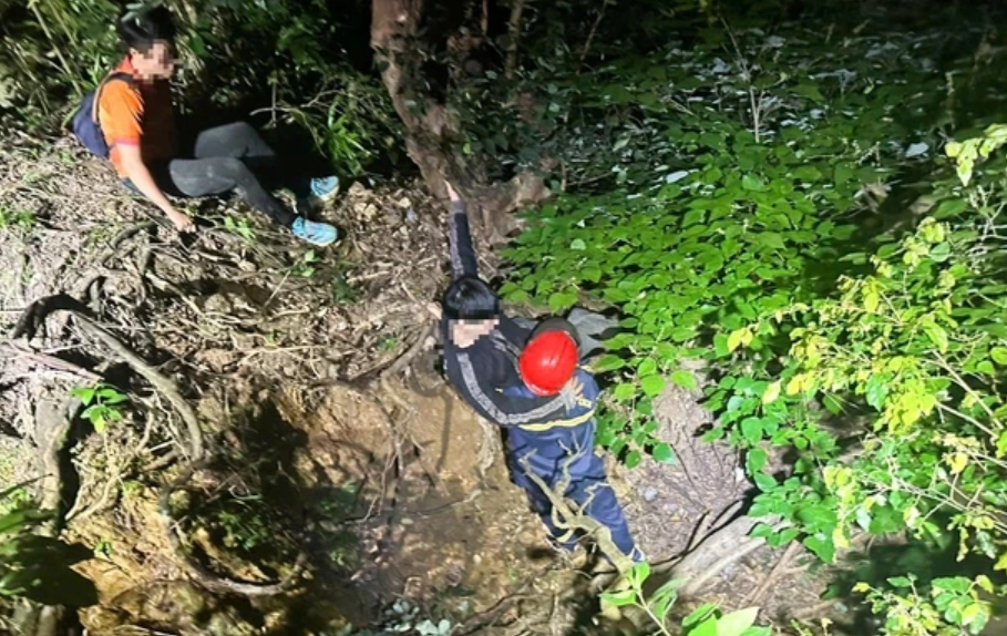 Hà Nội: Kịp thời giải cứu 5 du khách đi lạc trên núi Hàm Lợn