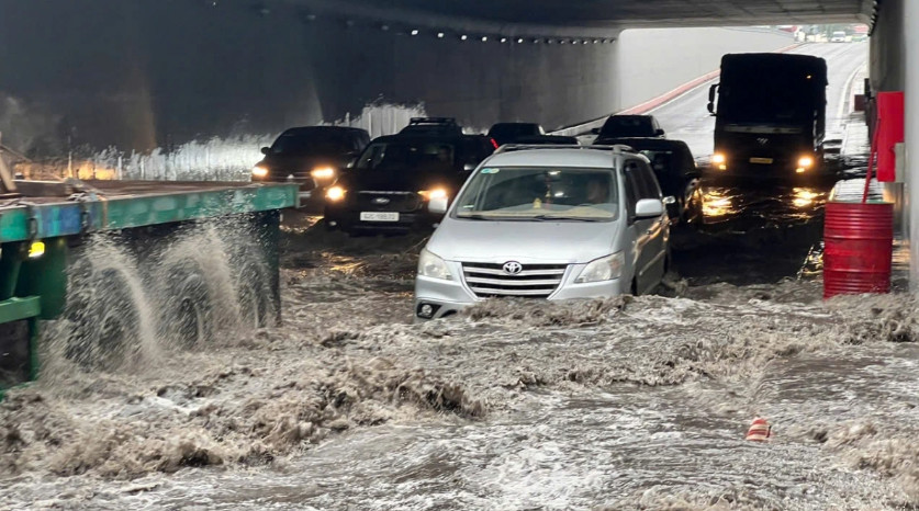 Hầm chui ở TP. HCM bị ngập sâu do mưa lớn