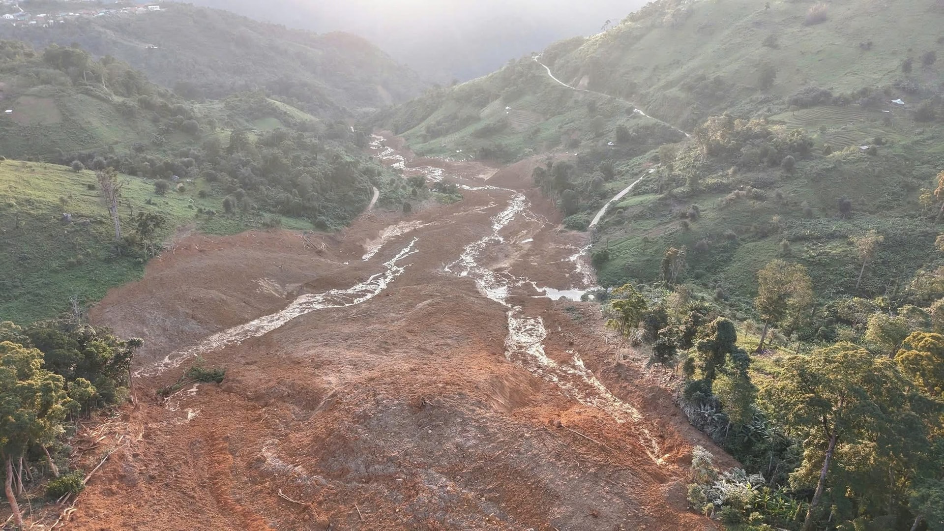 Vụ sạt lở nghiêm trọng tại Đà Nẵng: Thêm nhiều người dân mất liên lạc