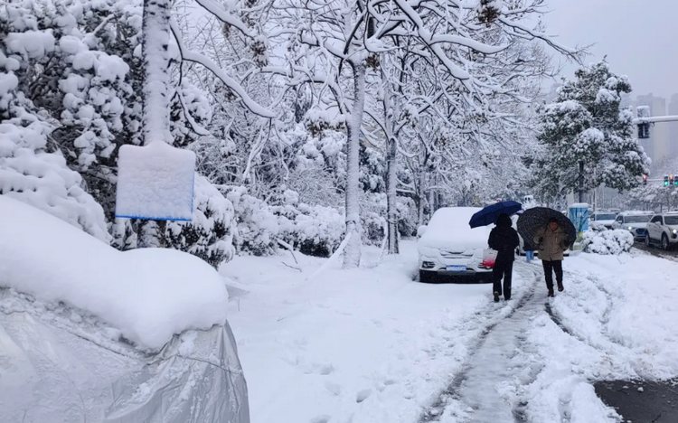 Trung Quốc kích hoạt ứng phó khẩn trước bão mùa đông