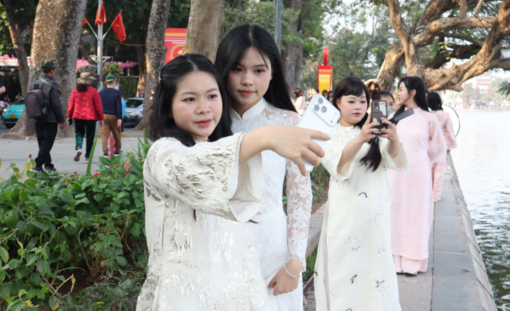 Áo dài nhuộm sắc xuân trên phố, thu hút đông đảo bạn trẻ Thủ đô