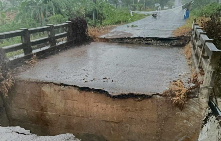 Đồng Nai: Sạt lở, sập cầu do mưa lớn