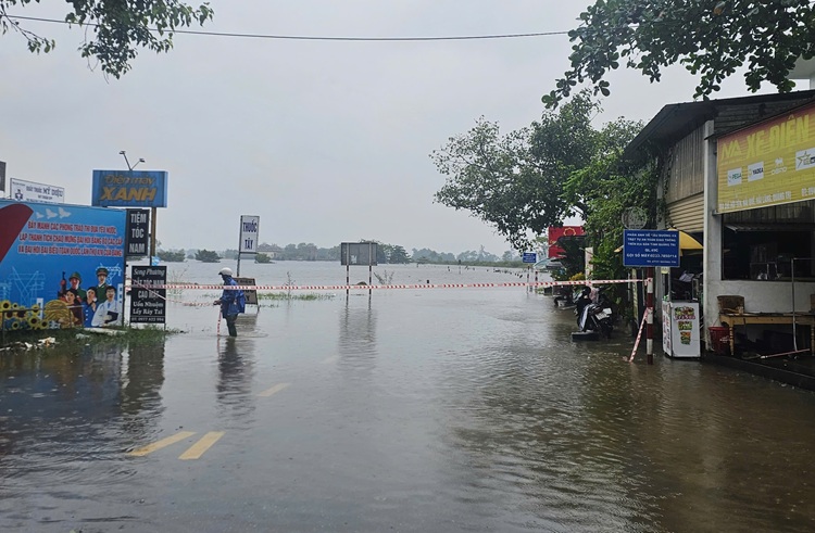 Quảng Trị: Mưa lớn gây ngập sâu, nhiều tuyến đường bị chia cắt