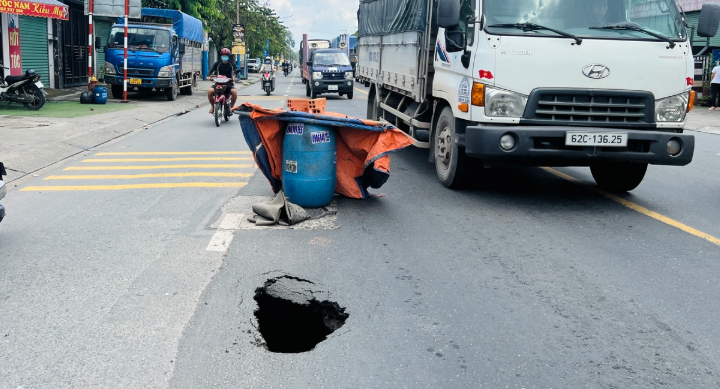 TP.HCM: Xuất hiện hố sụt lún sâu khoảng 2,5m ngay giữa đường phố