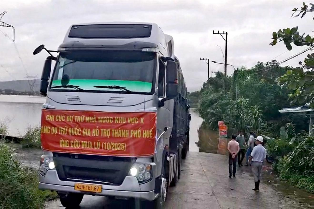 Hỗ trợ khẩn cấp lương thực, vật tư cho thành phố Huế