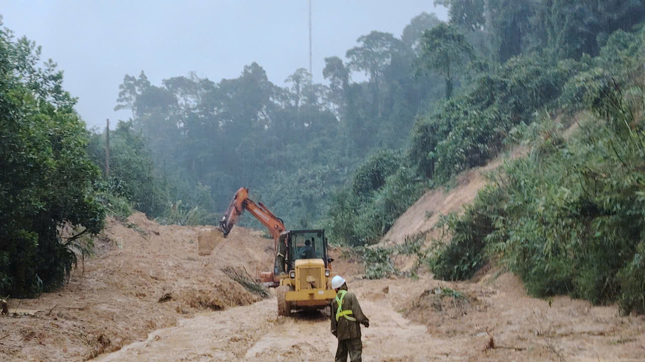 Quảng Ngãi yêu cầu khẩn trương khắc phục sạt lở, đảm bảo giao thông mùa mưa bão