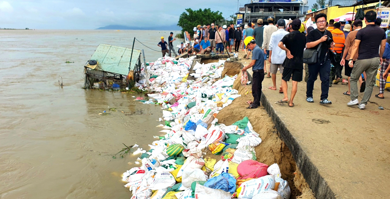 Đà Nẵng: Bờ kè sông Thu Bồn bị sạt lở nghiêm trọng
