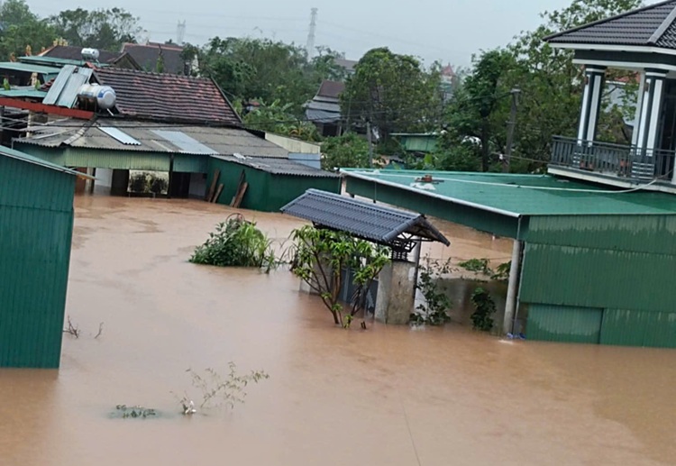 Hà Tĩnh: Mưa lớn kéo dài, vùng hạ du hồ Kẻ Gỗ chìm trong biển nước