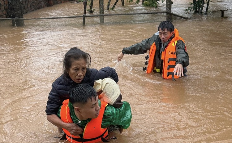 Hàng nghìn nhà dân ở Hà Tĩnh bị ngập sâu do mưa lũ