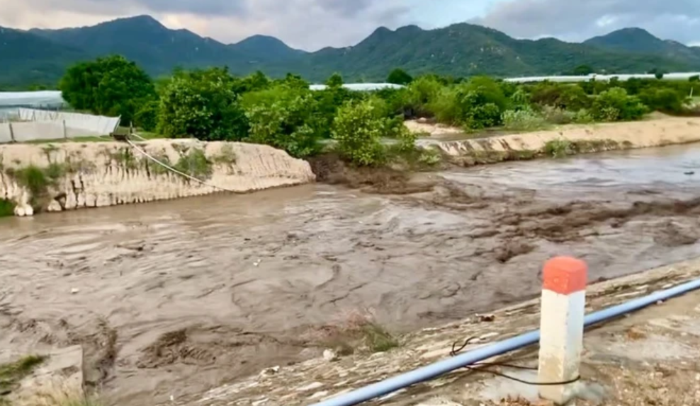 Lâm Đồng: Vỡ hồ chứa, 1 người thiệt mạng, nhiều nhà cửa bị cuốn trôi
