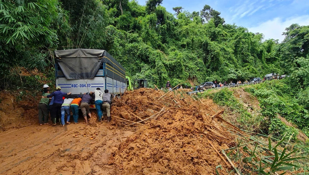 Hai tuyến đường sạt lở nghiêm trọng, Lâm Đồng công bố tình huống khẩn cấp thiên tai