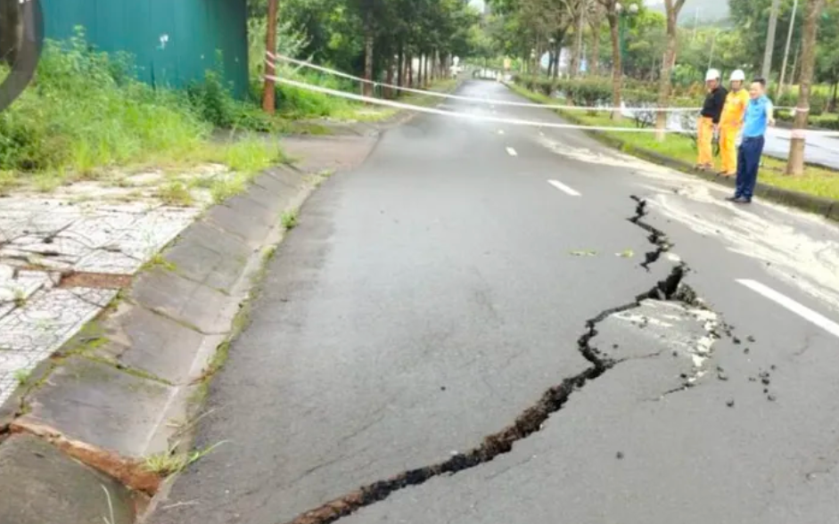 Xuất hiện vết nứt dài 40m trên đường Hồ Chí Minh đoạn qua Quảng Trị