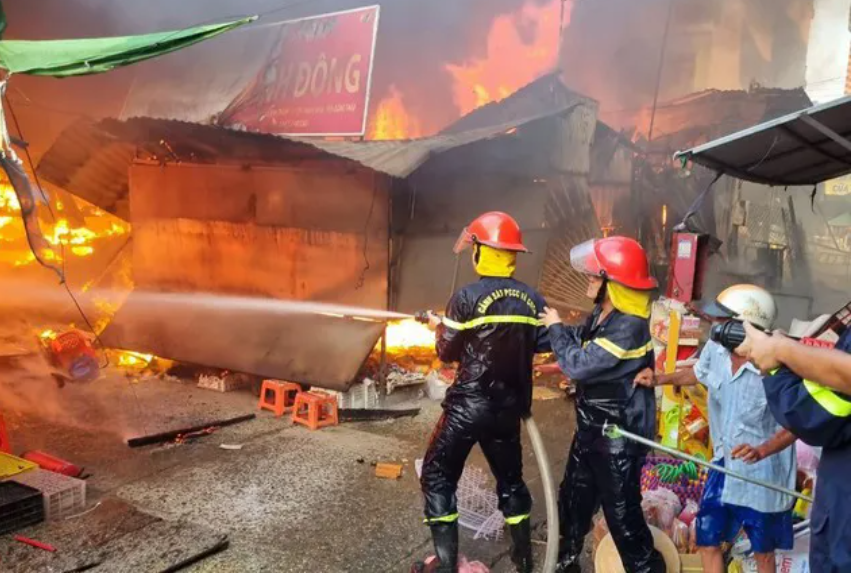 Gia Lai: Hàng chục gian hàng trong chợ bị thiêu rụi do cháy lớn
