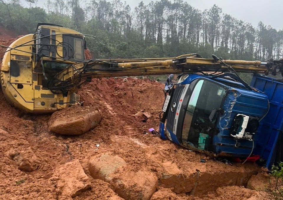 Hà Tĩnh: Hai công nhân bị thương khi đang khắc phục sạt lở trên đường ven biển