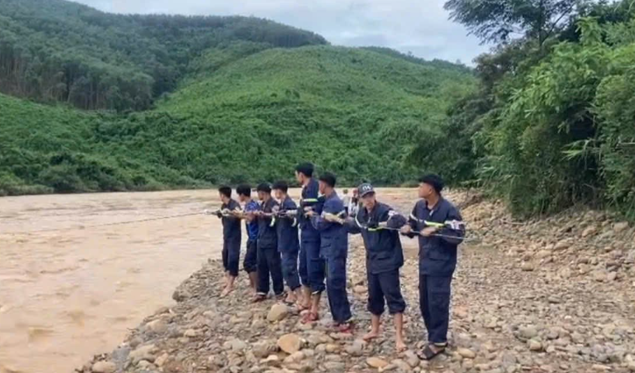 Quảng Trị: Kịp thời giải cứu 6 người dân bị nước lũ cô lập