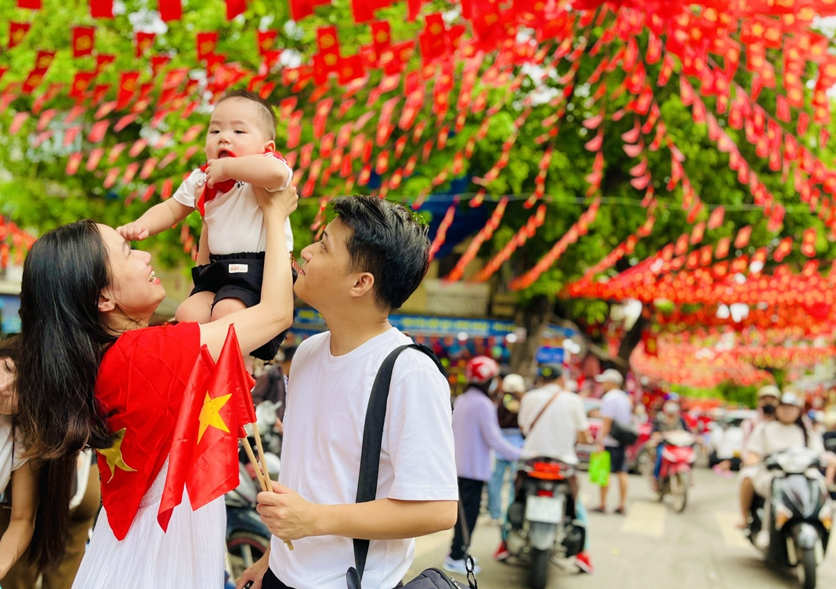 [Photo Story] Phố phường Hà Nội rực rỡ cờ hoa chào mừng 80 năm Quốc khánh