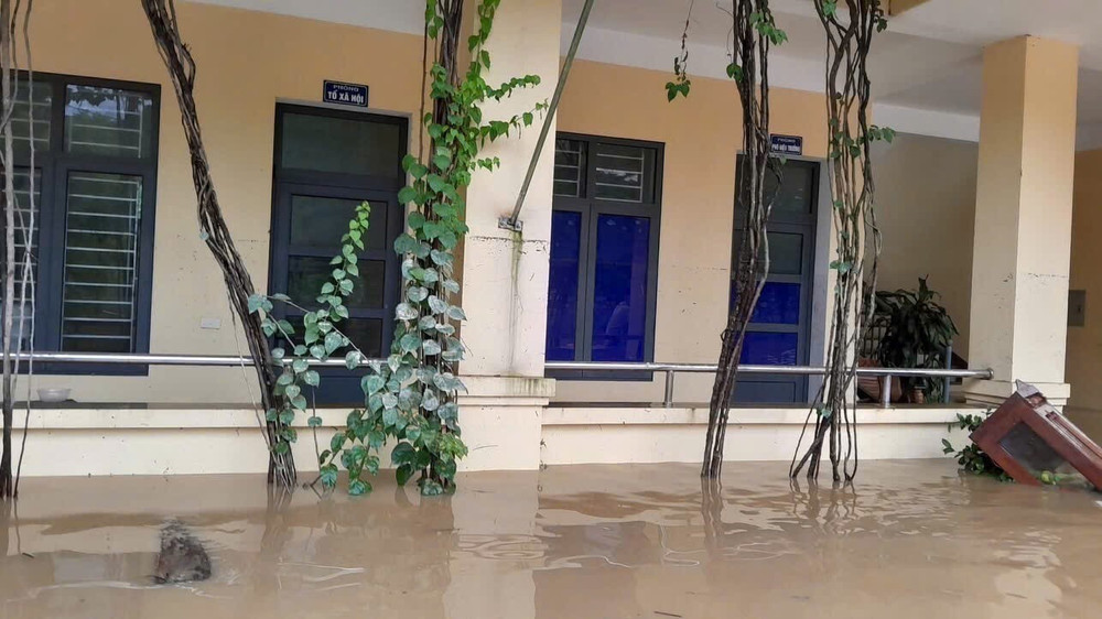 Trường học ở Đồng Nai triển khai ứng phó khẩn cấp nước lũ đổ về trong đêm