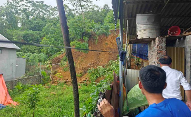 Hà Nội yêu cầu khẩn trương khắc phục ngập úng, sạt lở ở Suối Hai