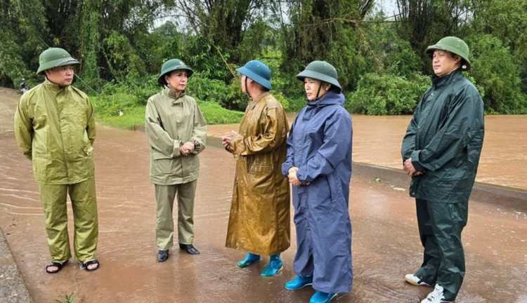 Bão số 10 chỉ cách TP. Huế khoảng 90km