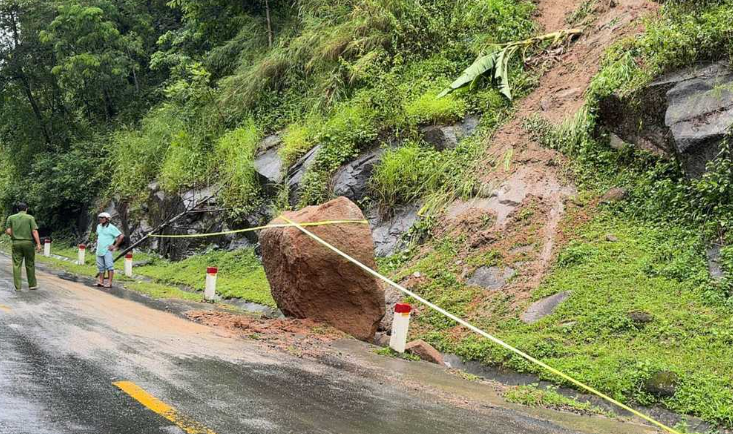 Đắk Lắk: Mưa lớn khiến Quốc lộ 27 bị sạt lở nghiêm trọng