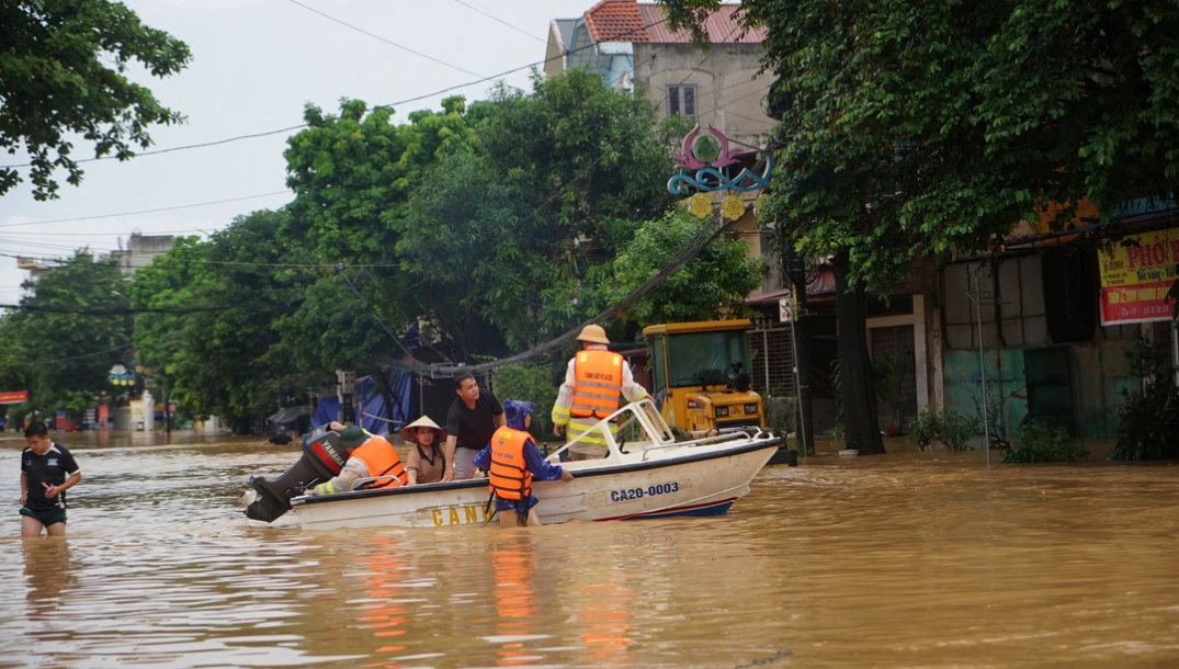 Đội thuyền, cano ở Chùa Hương đến Thái Nguyên hỗ trợ người dân vùng lũ
